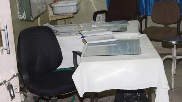 Doctors’ chamber lying vacant at Kanwatia Hospital in Jaipur on Saturday. (Prabhakar Sharma/ HT Photo) Doctors’ chamber lying vacant at Kanwatia Hospital in Jaipur on Saturday. (Prabhakar Sharma/ HT Photo)