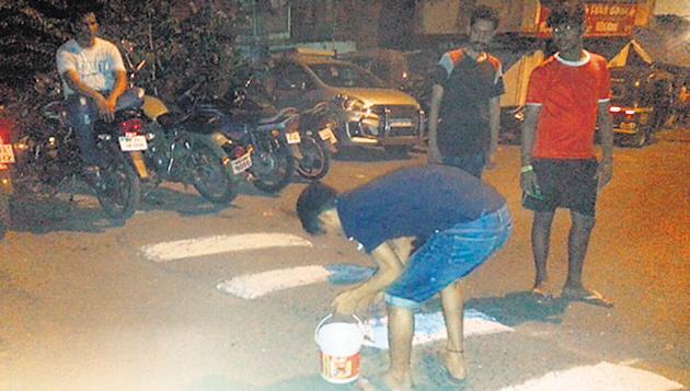 Youngsters paint stripes on speed breakers in Kurla on Saturday. (HT) Youngsters paint stripes on speed breakers in Kurla on Saturday. (HT)