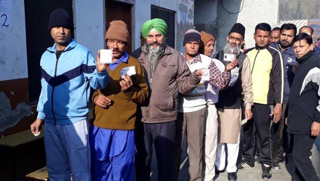 People waiting outside a polling booth in Jalandhar on Sunday. (Pardeep Pandit/HT) People waiting outside a polling booth in Jalandhar on Sunday. (Pardeep Pandit/HT)