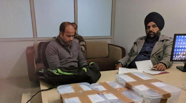 The diamond jewellery was being carried by a Mumbai man who flew to Chandigarh from Hyderabad via Delhi.(HT Photo) The diamond jewellery was being carried by a Mumbai man who flew to Chandigarh from Hyderabad via Delhi.(HT Photo)