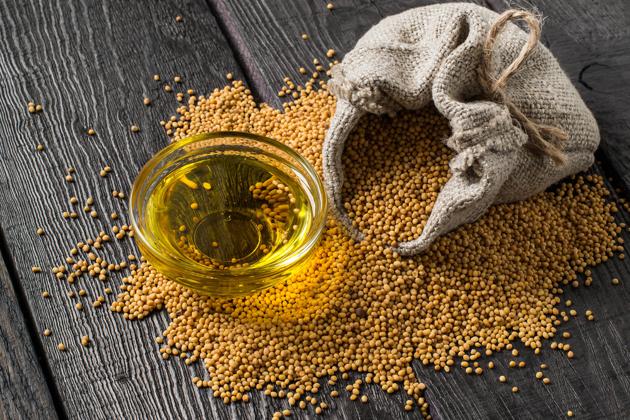 Although pungent in character, mustard oil brings tremendous flavours to any dish.(Shutterstock) Although pungent in character, mustard oil brings tremendous flavours to any dish.(Shutterstock)