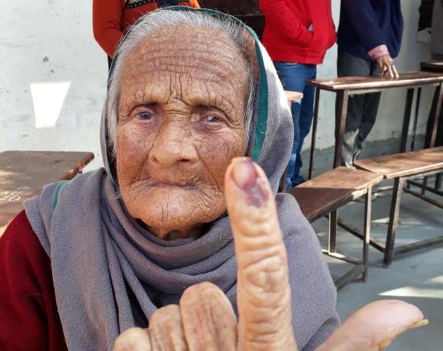 Ishri Devi , 105, posing for a photo after casting her vote in Jalandhar. (Pardeep Pandit/HT)