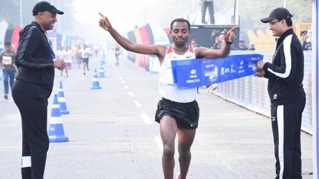 Kenenisa Bekele crosses the finish line at Kolkata 25K with a new course record timing. (HT Photo) Kenenisa Bekele crosses the finish line at Kolkata 25K with a new course record timing. (HT Photo)