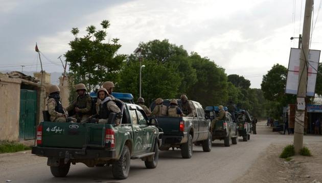 Afghan security personnel arrive at the site of an ongoing attack on an army compound in Dihdadi District of Balkh province on April 21, 2017. (AFP File Photo) Afghan security personnel arrive at the site of an ongoing attack on an army compound in Dihdadi District of Balkh province on April 21, 2017. (AFP File Photo)