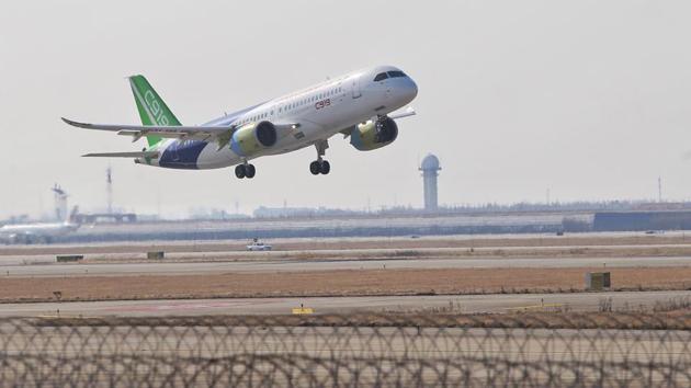 A Comac C919, the China's first medium-haul passenger jet aircraft, takes off from Pudong International Airport in Shanghai on December 17, 2017.(AFP Photo)