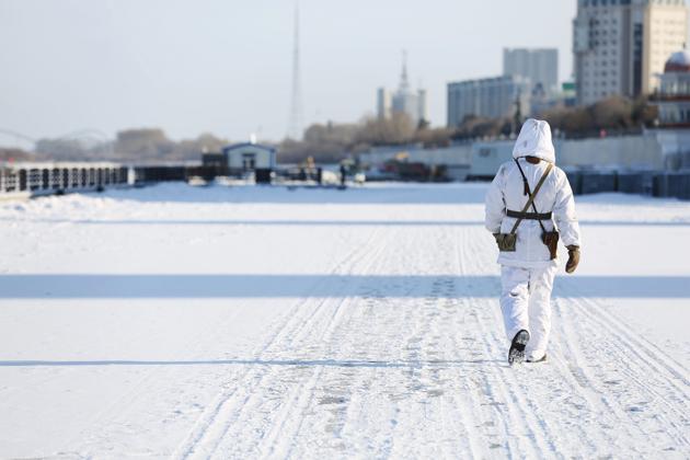 This photo taken on December 10, 2017 shows a Chinese soldier patrolling in the snow along the border with Russia in Heihe in China's northeastern Heilongjiang province. Border guards operate in temperatures as low as -33 Celcius. / AFP PHOTO / - / China OUT (AFP) This photo taken on December 10, 2017 shows a Chinese soldier patrolling in the snow along the border with Russia in Heihe in China's northeastern Heilongjiang province. Border guards operate in temperatures as low as -33 Celcius. / AFP PHOTO / - / China OUT (AFP)