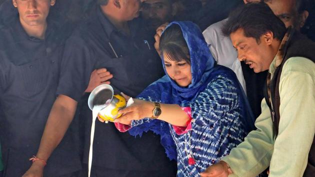 Jammu and Kashmir chief minister Mehbooba Mufti pours milk into a sacred pond during the annual Hindu festival at the Kheer Bhawani Temple at Tullamulla Ganderbal, some 28 Km northeast of Srinagar, in June 2017.(Waseem Andrabi/HT Photo)