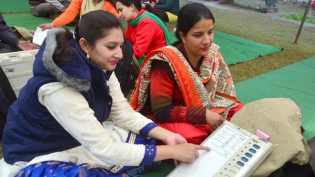 Polling staff check EVMs before moving to their polling booths. The battle in Gujarat is effectively between the BJP and the Congress, and many analysts expect it to be a close election. (Sameer Sehgal /HT Photo)