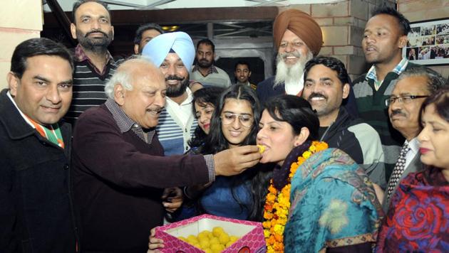 Health Minister Brahm Mohindra offering sweets to Sunaina Choudhary for her victory in ward no 9 during the MC election in Patiala on Sunday. (Bharat Bhushan Sharma/HT) Health Minister Brahm Mohindra offering sweets to Sunaina Choudhary for her victory in ward no 9 during the MC election in Patiala on Sunday. (Bharat Bhushan Sharma/HT)