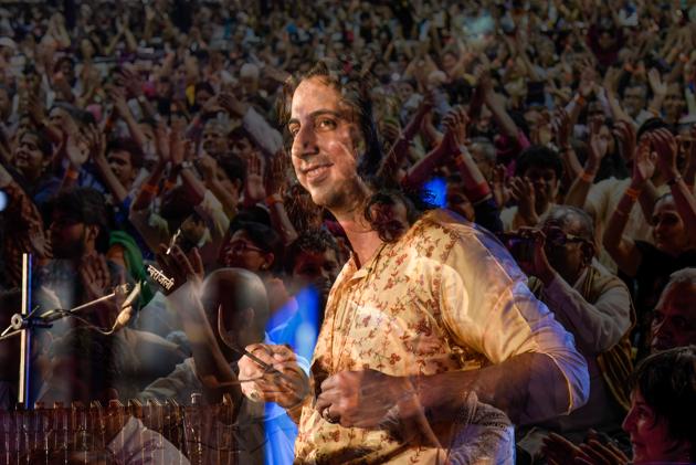 A multi-exposure shot of Abhay Sopori playing the cantor to an applauding crowd on the fourth day of the 65th Sawai Gandharva Bhimsen Mahotsav at Ramanbag on Saturday. (Sanket Wankhade/HT PHOTO) A multi-exposure shot of Abhay Sopori playing the cantor to an applauding crowd on the fourth day of the 65th Sawai Gandharva Bhimsen Mahotsav at Ramanbag on Saturday. (Sanket Wankhade/HT PHOTO)