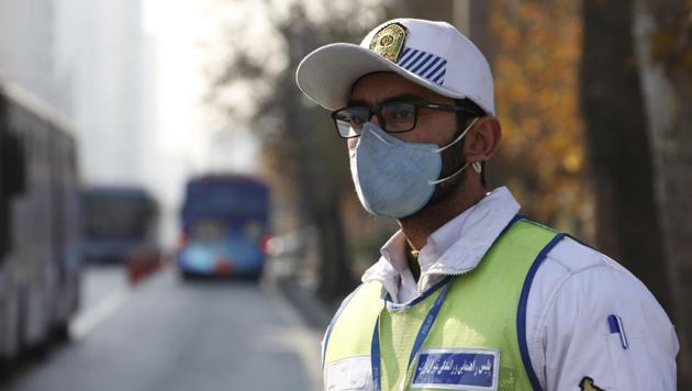 An Iranian traffic officer wears a face mask in Tehran as winter's heavy pollution has hit new highs in the capital, on December 17, 2017. (AFP Photo) An Iranian traffic officer wears a face mask in Tehran as winter's heavy pollution has hit new highs in the capital, on December 17, 2017. (AFP Photo)