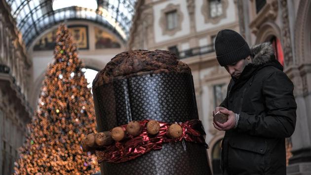 A baker decorates a giant "Panettone" on December 17, 2017 in the Vittorio Emanuele II gallery in Milan. (AFP Photo) A baker decorates a giant "Panettone" on December 17, 2017 in the Vittorio Emanuele II gallery in Milan. (AFP Photo)