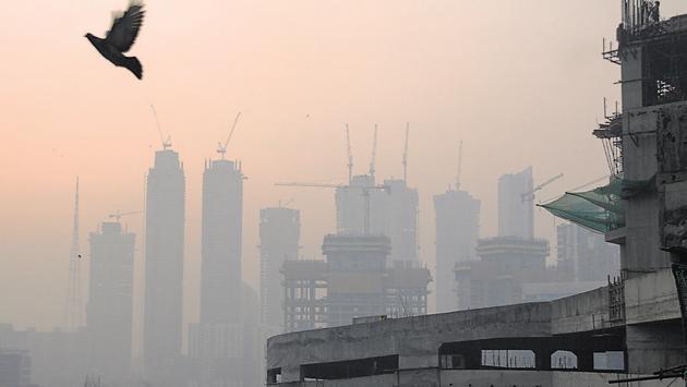 Haze hangs over Elphinstone in Mumbai on Saturday. (Samson Tupdal) Haze hangs over Elphinstone in Mumbai on Saturday. (Samson Tupdal)
