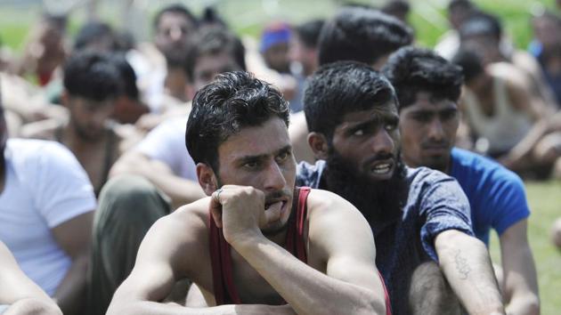 Kashmiri youth waiting for their turn to give physical fitness test during a police recruitment rally on May 12, 2017 in Anantnag south kashmir, India.(HT File Photo)