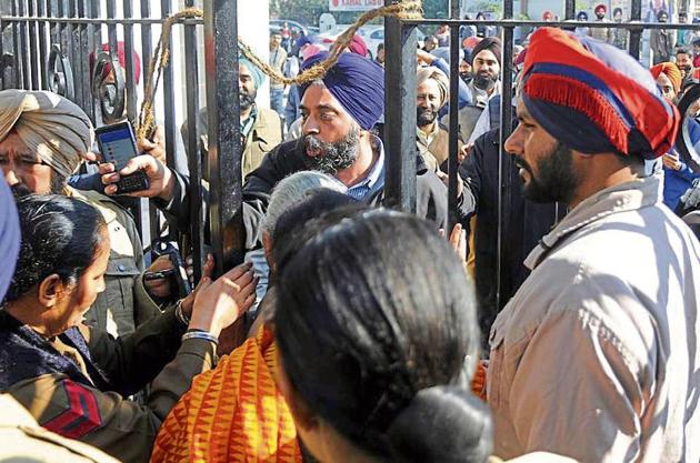 Former mayor Amarinder Singh Bajaj of the SAD argue with police during MC elections in Patiala on Sunday. (Bharat Bhushan/HT) Former mayor Amarinder Singh Bajaj of the SAD argue with police during MC elections in Patiala on Sunday. (Bharat Bhushan/HT)