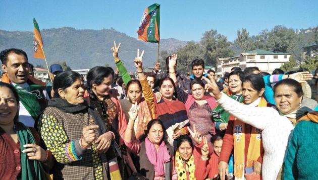 BJP supporters in a jubilant mood in Mandi. (Birbal Sharma/HT)