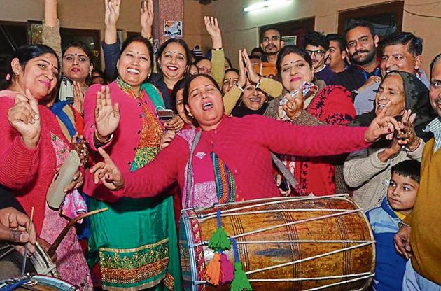 Congress supporters celebrating MC poll victory in Jalandhar on Sunday.(HT Photo) Congress supporters celebrating MC poll victory in Jalandhar on Sunday.(HT Photo)