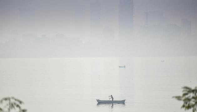 Mumbai, India - Dec. 17, 2017: Fishermen fishing in arabian sea as Mumbai Skyline is engulfed by smog at Bnadra in Mumbai,India, on Sunday, December 17, 2017. (Photo by Kunal Patil/ Hindustan Times) (Kunal Patil/HT PHOTO) Mumbai, India - Dec. 17, 2017: Fishermen fishing in arabian sea as Mumbai Skyline is engulfed by smog at Bnadra in Mumbai,India, on Sunday, December 17, 2017. (Photo by Kunal Patil/ Hindustan Times) (Kunal Patil/HT PHOTO)