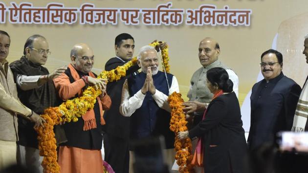 BJP president Amit Shah and other leaders and ministers felicitate Prime Minister Narendra Modi after the party won the Gujarat and Himachal Pradesh assembly elections, at the BJP headqurters in New Delhi on Monday.(Sonu Mehta/HT Photo)