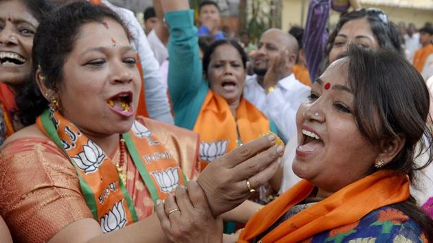 BJP workers celebrate their party's victory in the Gujarat and Himachal Pradesh Assembly elections, in Mumbai on Monday.(PTI)