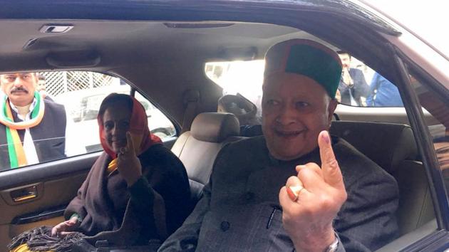 Chief minister Virbhadra Singh with her wife Pratibha Singh showing the ink on finger after cast their vote at Rampur in Shimla district, Shimla on Thursday, November 09 2017. (HT Photo) Chief minister Virbhadra Singh with her wife Pratibha Singh showing the ink on finger after cast their vote at Rampur in Shimla district, Shimla on Thursday, November 09 2017. (HT Photo)