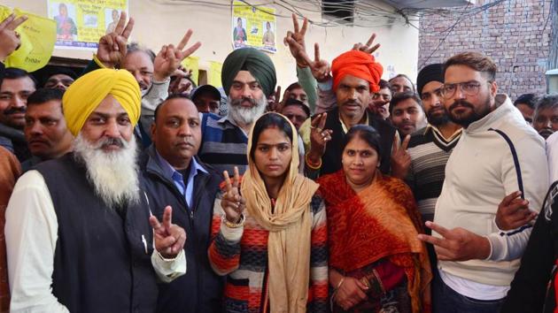 Migrant labourer from Bihar, Pinky Devi, after winning the municipal corporation votes as an Independent from ward 15 in Amritsar on Monday. (Sameer Sehgal/HT) Migrant labourer from Bihar, Pinky Devi, after winning the municipal corporation votes as an Independent from ward 15 in Amritsar on Monday. (Sameer Sehgal/HT)