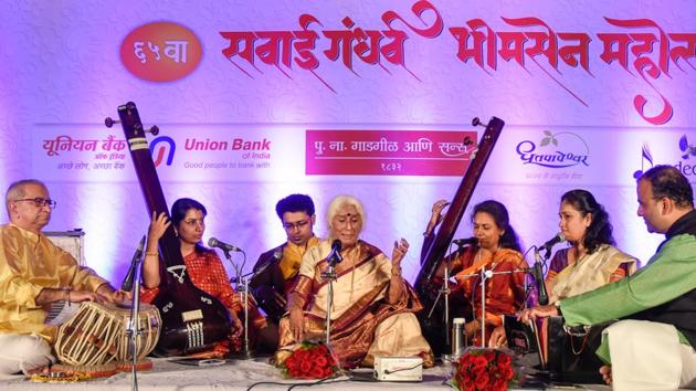 Prabha Atre singing on the final day of the 65th edition of Sawai Gandharva Bhimsen Mahotsav at Ramanbaug on Sunday.(Sanket Wankhade/HT PHOTO)