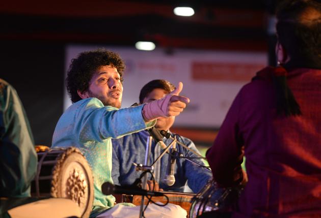 Mahesh Kale performing on the fifth day of the 65th Sawai Gandharva Bhimsen Mahotsav on Ramanbaug on Sunday. (Ravindra Joshi/HT PHOTO) Mahesh Kale performing on the fifth day of the 65th Sawai Gandharva Bhimsen Mahotsav on Ramanbaug on Sunday. (Ravindra Joshi/HT PHOTO)