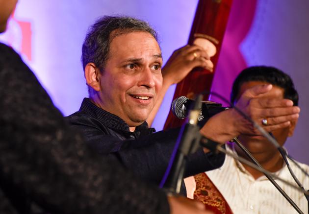 Aanand Bhate began his performance with Raaga Jog Kansa on the final day of the 65th edition of Sawai Gandharva Bhimsen Mahotsav at Ramanbaug on Sunday. (Sanket Wankhade/HT PHOTO) Aanand Bhate began his performance with Raaga Jog Kansa on the final day of the 65th edition of Sawai Gandharva Bhimsen Mahotsav at Ramanbaug on Sunday. (Sanket Wankhade/HT PHOTO)