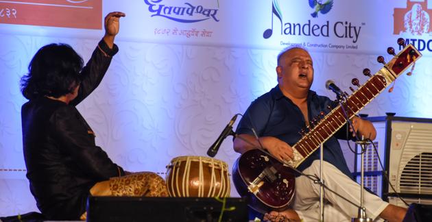 Ustaad Shujaat Khan playing the sitar on the final day of music festival on Sunday. (Sanket Wankhade/HT PHOTO) Ustaad Shujaat Khan playing the sitar on the final day of music festival on Sunday. (Sanket Wankhade/HT PHOTO)