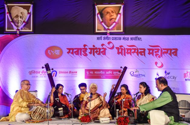 Prabha Atre performing along with her group at the Sawai Gandharva Bhimsen Mahotsav at Ramanbaug on Sunday. (Sanket Wankhade/HT PHOTO) Prabha Atre performing along with her group at the Sawai Gandharva Bhimsen Mahotsav at Ramanbaug on Sunday. (Sanket Wankhade/HT PHOTO)