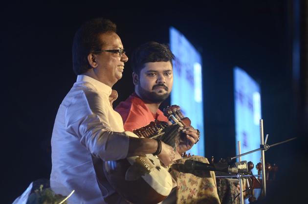 (Left) Rajan Kulkarni and Sarang Kulkarni performing at the music festival on Sunday. (Ravindra Joshi/HT PHOTO) (Left) Rajan Kulkarni and Sarang Kulkarni performing at the music festival on Sunday. (Ravindra Joshi/HT PHOTO)