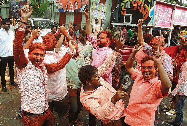 BJP city unit workers and supporters celebrate the party’s victory in the Gujarat and Himachal Pradesh state elections on Monday. (HT Photo) BJP city unit workers and supporters celebrate the party’s victory in the Gujarat and Himachal Pradesh state elections on Monday. (HT Photo)