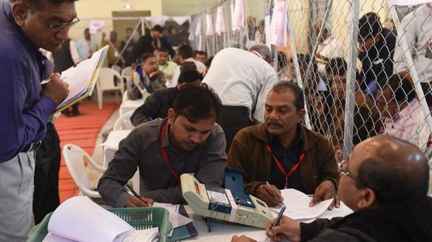 Electoral officials look at an electronic voting machine (EVM) at the LD Engineering College campus in Ahmedabad on December 18, 2017. (AFP) Electoral officials look at an electronic voting machine (EVM) at the LD Engineering College campus in Ahmedabad on December 18, 2017. (AFP)
