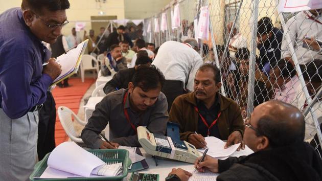 Electoral officials look at an electronic voting machine (EVM) at the LD Engineering College campus in Ahmedabad on December 18, 2017. (AFP Photo) Electoral officials look at an electronic voting machine (EVM) at the LD Engineering College campus in Ahmedabad on December 18, 2017. (AFP Photo)