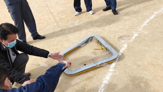 Japanese officials inspect the fallen window frame of a US helicopter on the sports ground of an elementary school in Ginowan, Okinawa prefecture, on December 13. (AFP) Japanese officials inspect the fallen window frame of a US helicopter on the sports ground of an elementary school in Ginowan, Okinawa prefecture, on December 13. (AFP)