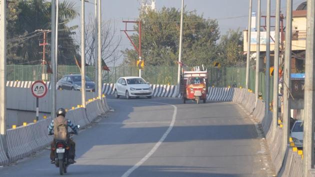 Motorists negotiate a 'sharp curve' on the Balliwala flyover in Dehradun, which has claimed at least eight lives so far.(Vinay Santosh Kumar/HT)