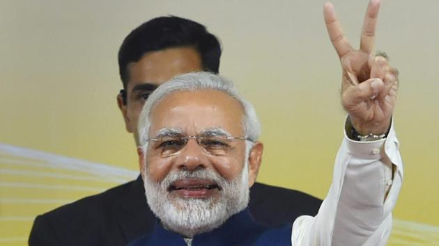 Prime Minister Narendra Modi flashes victory sign at a felicitation function before the party's parliamentary board meeting in New Delhi on Monday, after the party's win in Gujarat and Himachal Pradesh Assembly elections.(PTI Photo)