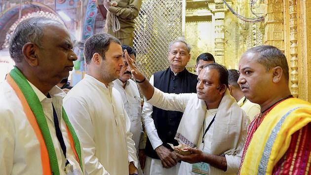 Congress vice president Rahul Gandhi offers puja at Ranchhodji Temple, Dakor, district Kheda, Gujarat.(PTI File Photo)