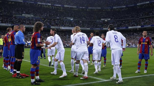 (File pic) FC Barcelona players form a guard of honour for La Liga champions Real Madrid before the start of the El Clasico La Liga match at the Santiago Bernabeu stadium on May 7, 2008.(Getty Images)
