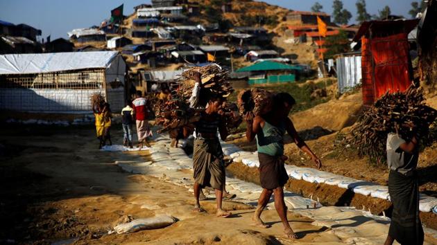 Rohingya refugee men carry wood at the Balukhali refugee camp near Cox's Bazar, Bangladesh, on December 17, 2017. (Reuters) Rohingya refugee men carry wood at the Balukhali refugee camp near Cox's Bazar, Bangladesh, on December 17, 2017. (Reuters)
