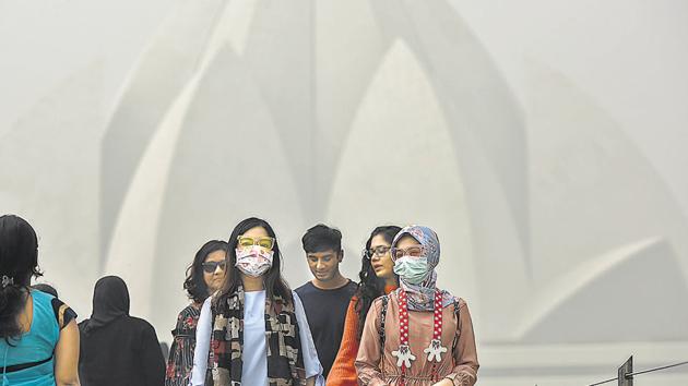 Delhi witnessed its worst smog in 17 years in 2016. Fumes from stubble-burning regions, firecrackers burnt during Diwali. (Burhaan Kinu/HT PHOTO) Delhi witnessed its worst smog in 17 years in 2016. Fumes from stubble-burning regions, firecrackers burnt during Diwali. (Burhaan Kinu/HT PHOTO)