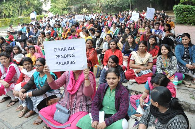 Bombay high court asked the Social Welfare Department (SWD) to immediately release the amount of Rs 117 crore to Sinhgad Technical Education Society (STES ) which in turn will clear pending salaries of faculty members. (HT PHOTO) Bombay high court asked the Social Welfare Department (SWD) to immediately release the amount of Rs 117 crore to Sinhgad Technical Education Society (STES ) which in turn will clear pending salaries of faculty members. (HT PHOTO)