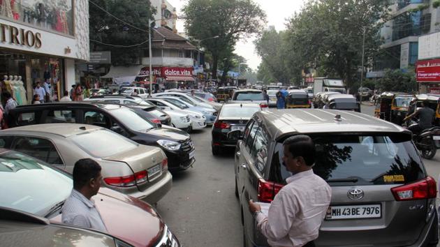 Traffic at Hill road in Bandra. (Pramod Thakur/HT Photo) Traffic at Hill road in Bandra. (Pramod Thakur/HT Photo)