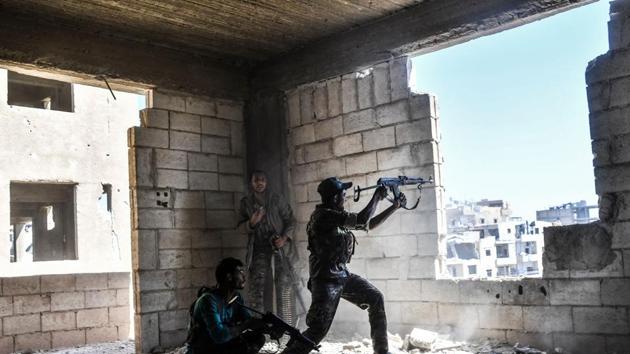 Members of the Syrian Democratic Forces fire their arms during a battle against Islamic State (IS) group jihadists to retake the central hospital of Raqa on the western frontline of the city on September 28, 2017 . (AFP) Members of the Syrian Democratic Forces fire their arms during a battle against Islamic State (IS) group jihadists to retake the central hospital of Raqa on the western frontline of the city on September 28, 2017 . (AFP)