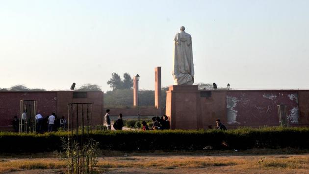A view of Coronation Park with visitors near the statue of Charles, Baron Hardinge of Penshurst, Viceroy of India. The tourism department plans to finalise several themes, creating a tourist circuit, the first of which would tentatively be named Delhi in 1857 –first independence struggle and Heritage Havelis in Delhi. (Sanchit Khanna / HT Photo) A view of Coronation Park with visitors near the statue of Charles, Baron Hardinge of Penshurst, Viceroy of India. The tourism department plans to finalise several themes, creating a tourist circuit, the first of which would tentatively be named Delhi in 1857 –first independence struggle and Heritage Havelis in Delhi. (Sanchit Khanna / HT Photo)