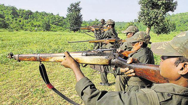 Maoist rebels train in a forest area at Dumariya block in Gaya district in of Bihar.(AP)