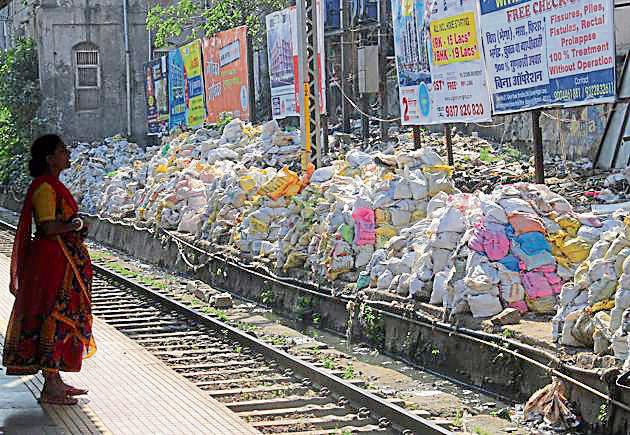 Garbage collected by the CR kept at Masjid station on Wednesday.(Bhushyan Koyande/HT)