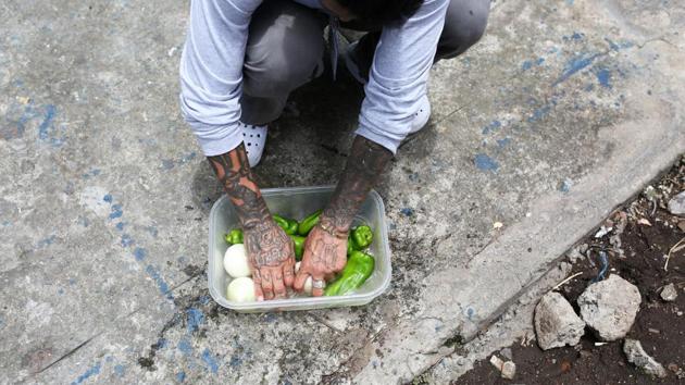 Roberto Renderos, a member of the Huellas de Esperanza ministry, washes vegetables for use on pizzas, at their bakery in the Dina neighbourhood. While it is difficult to wash away traces of the past, these former gang members are resolute. “It’s definitely cost me a lot to leave the gang,” Valladares said. “But I’m fighting to keep going.” (Jose Cabezas / REUTERS) 