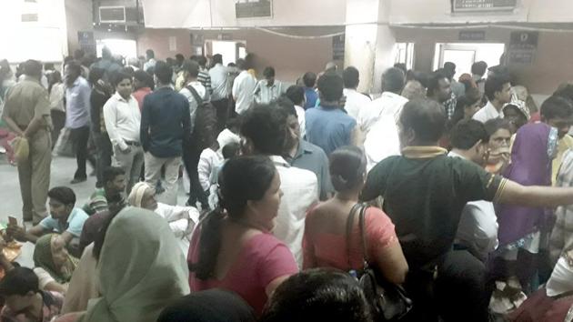 Patients wait for doctors at SMS Hospital on Tuesday. (Prabhakar Sharma/HT Photo) Patients wait for doctors at SMS Hospital on Tuesday. (Prabhakar Sharma/HT Photo)